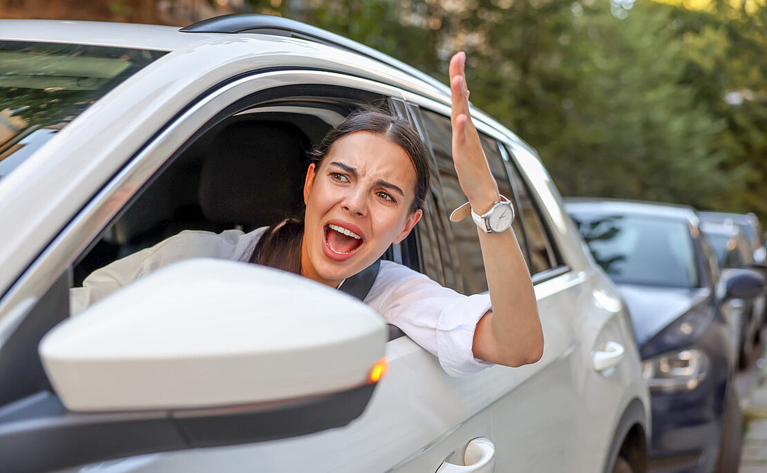 Autofahrerin, die sich aufregt