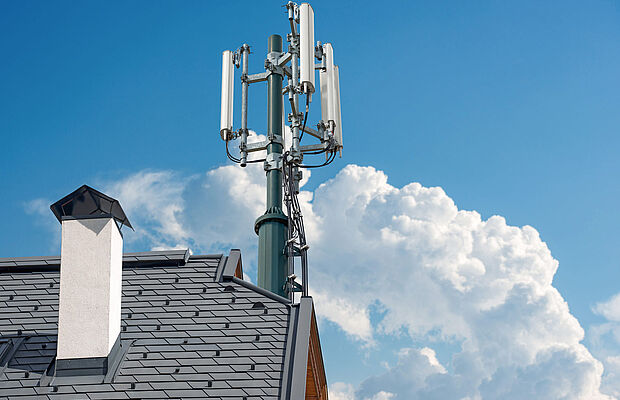 am Hausdach mit errichtete Mobilfunkantenne