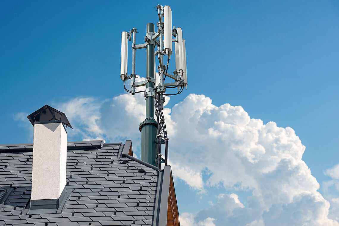 am Hausdach errichtete Mobilfunkantenne