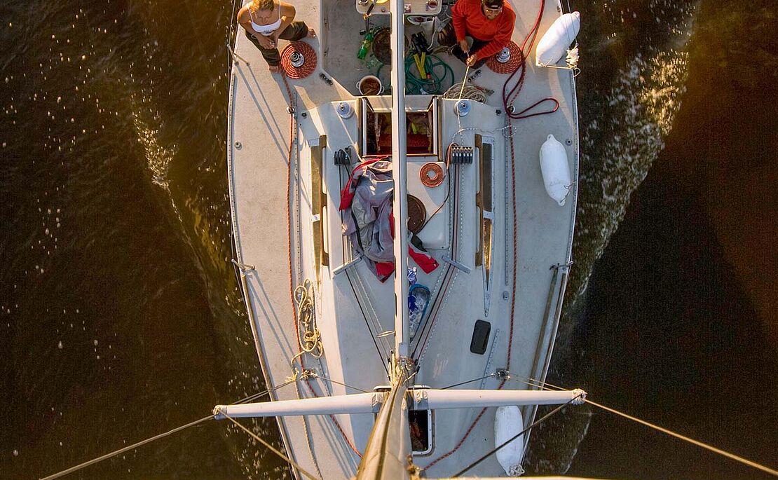 Segelschiff mit 3 Personen an Board aus der Vogelperspektive
