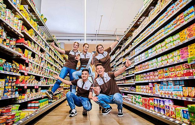 Spar Mitarbeiter zwischen den Regalen