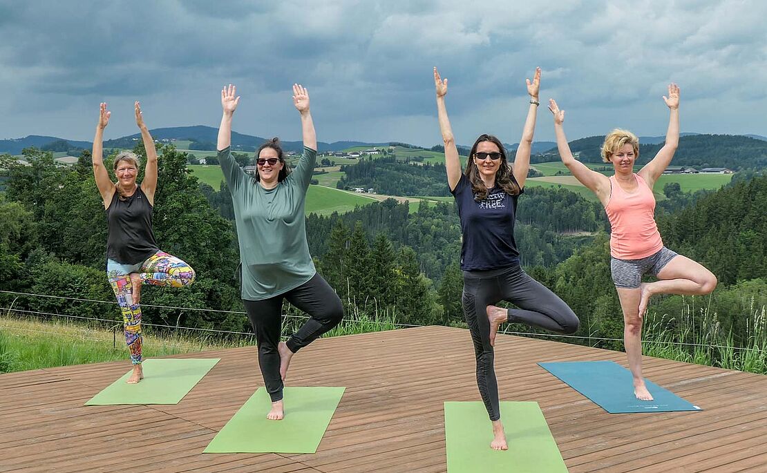 Vier Frauen machen den Yoga-Baum, Kleebauer Hof Retreat Center