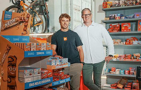Manuel Zeller und Patrick Kolomaznik mitten in ihrem Sortiment