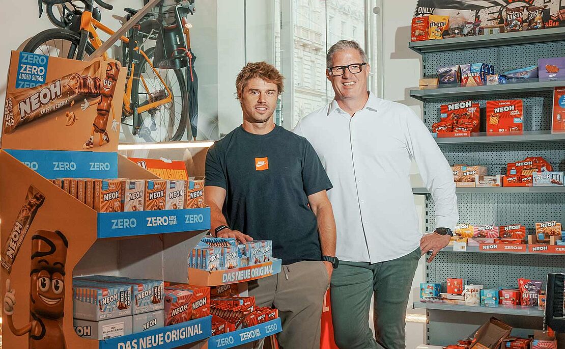 Manuel Zeller und ­Patrick Kolomaznik mitten in ihrem Sortiment