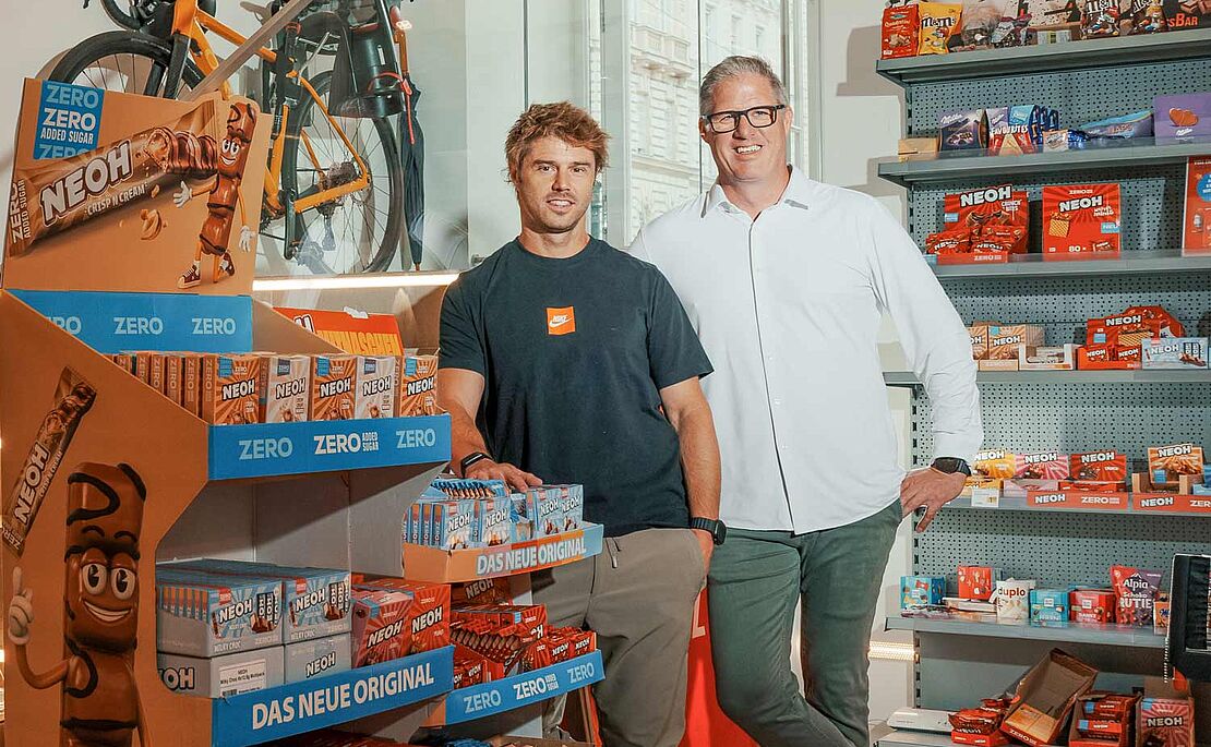 Manuel Zeller und ­Patrick Kolomaznik mitten in ihrem Sortiment