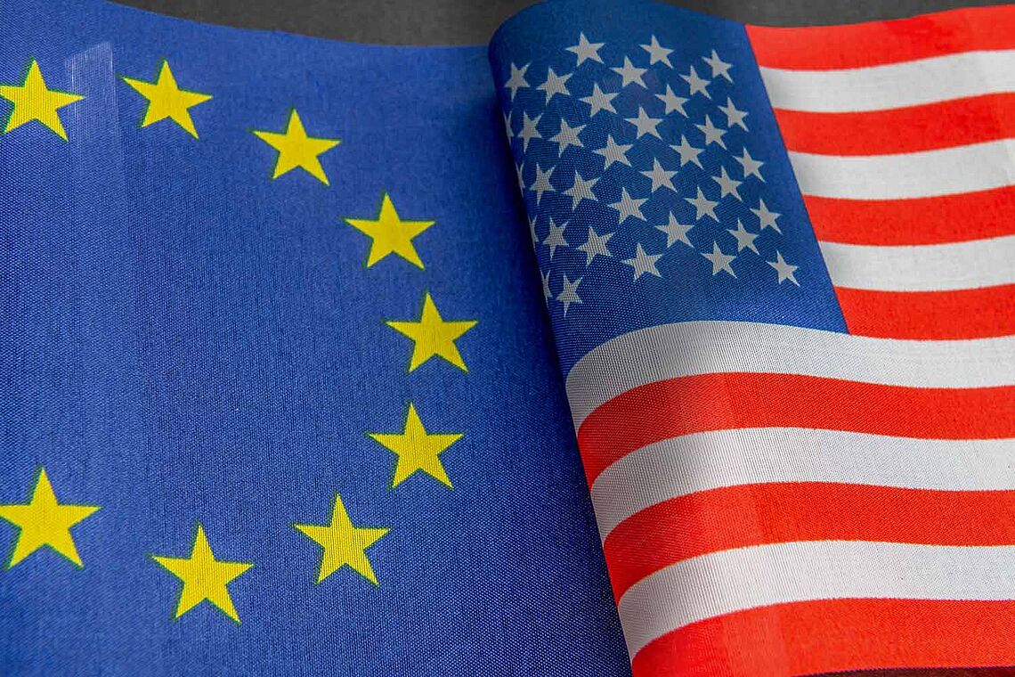 US- und Europa-Flagge nebeneinander
