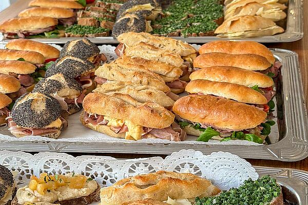 Tablett mit Snacks von der Bäckerei Ährlich