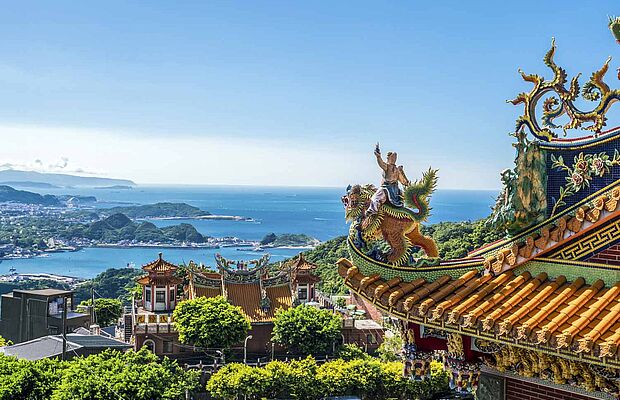 Blick über das einstige Goldgräberdorf Jiufen im Nordosten Taiwans vom ­Jiufen-Xiahai-City-God-Tempel über die Küste und das Ostchinesische Meer.