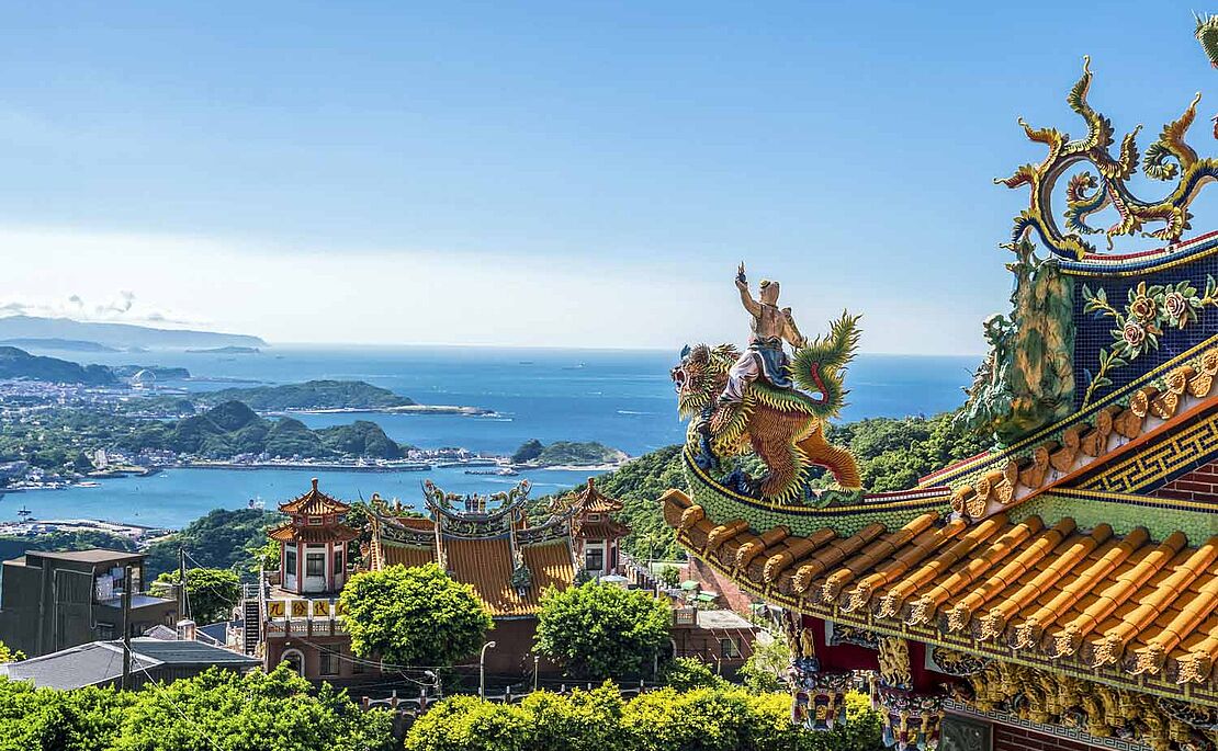 Blick über das einstige Goldgräberdorf Jiufen im Nordosten Taiwans vom ­Jiufen-Xiahai-City-God-Tempel über die Küste und das Ostchinesische Meer.