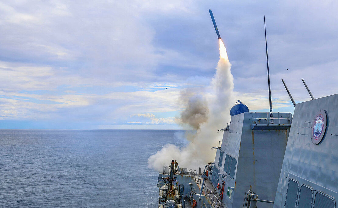 Kriegsschiff USS Thomas Hudner feuern Raketen ab