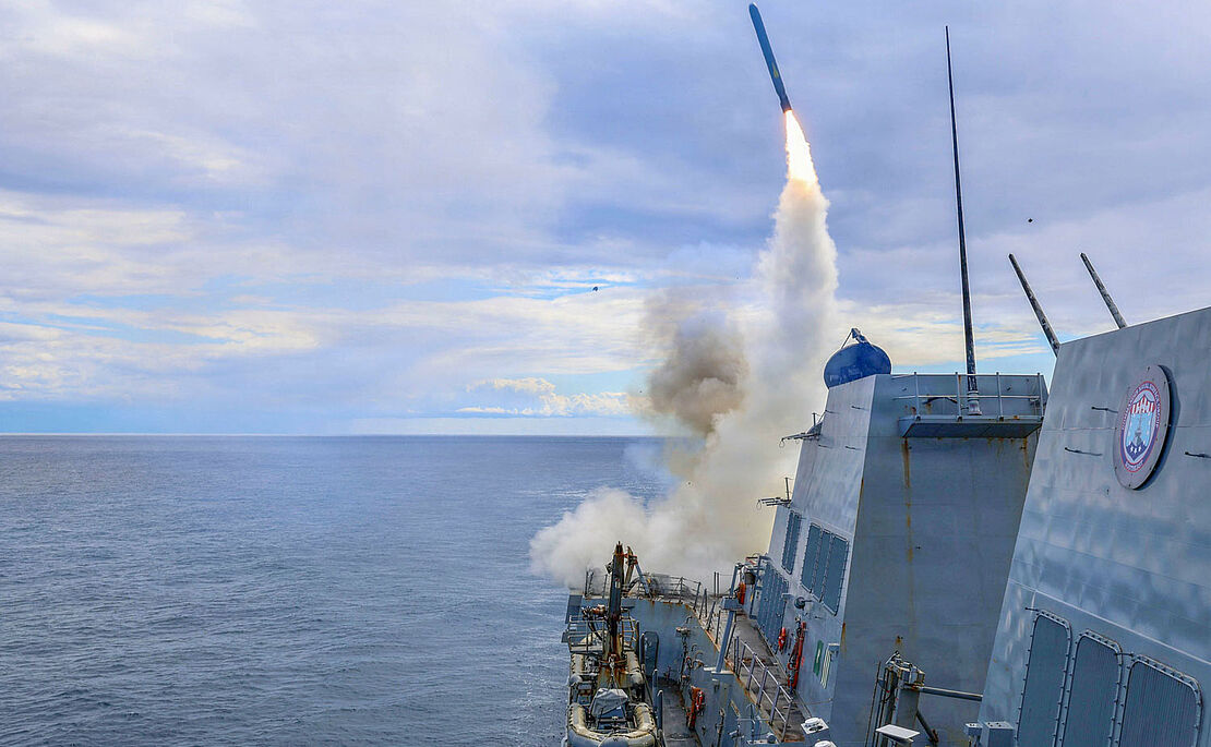 Kriegsschiff USS Thomas Hudner feuern Raketen ab
