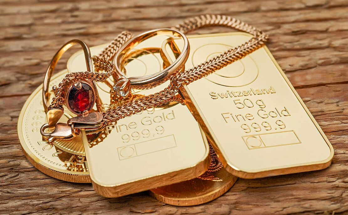 Foto von Goldbarren, Kette, Ring aus Gold