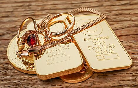 Foto von Goldbarren, Kette, Ring aus Gold