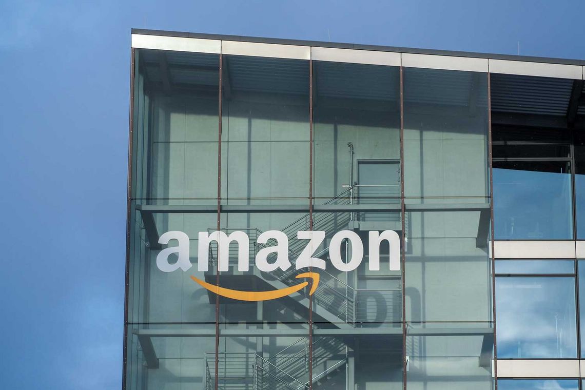 Foto von einem Gebäude mit dem Amazon-Logo oben