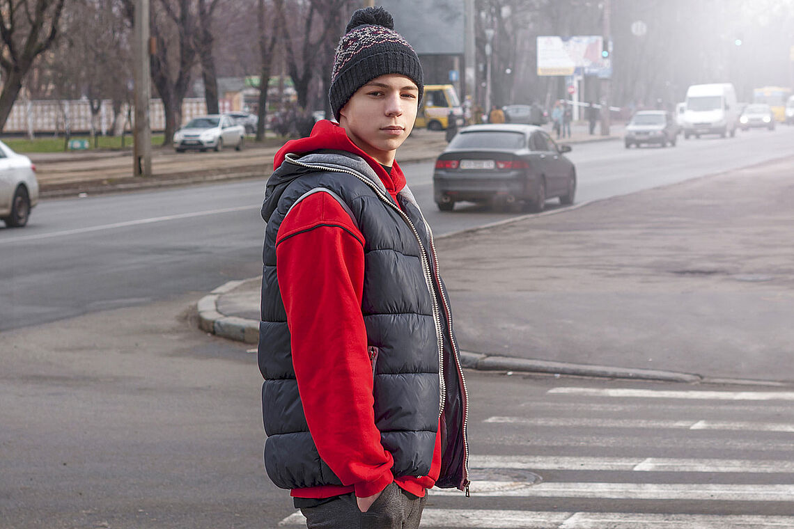 Jugendlicher auf der Straße