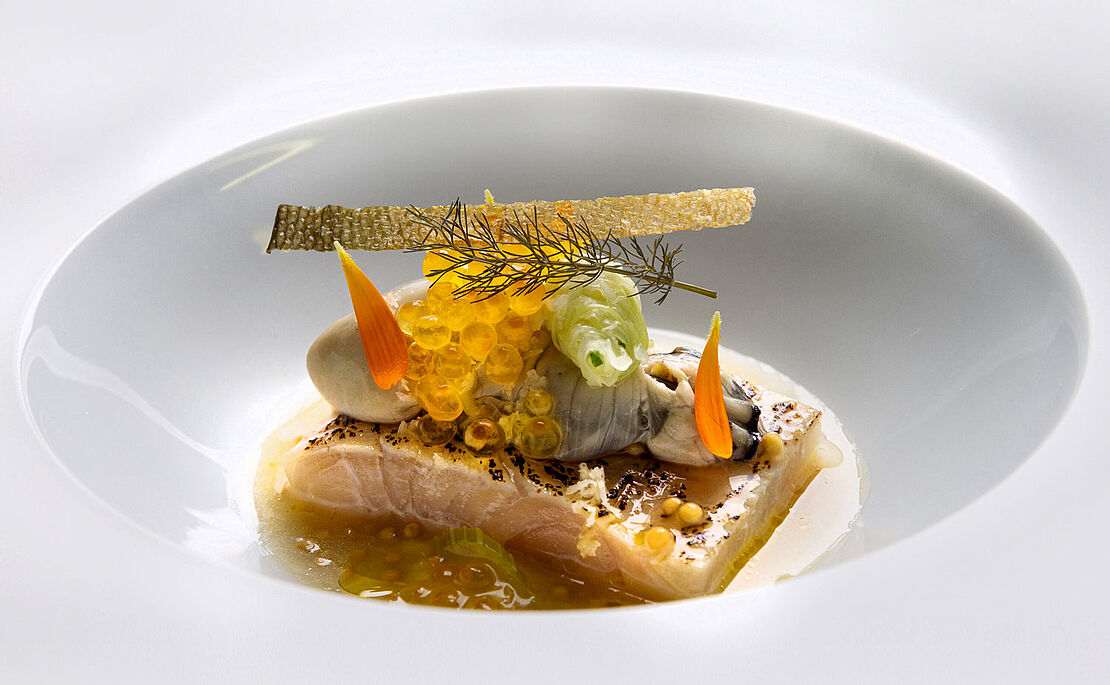 Fischgericht mit Kaviar und Blüten, Apostelstube Südtirol