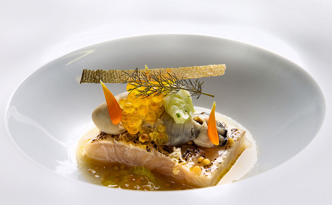 Fischgericht mit Kaviar und Blüten, Apostelstube Südtirol