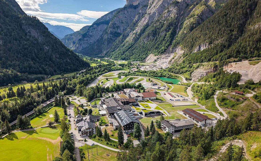 Gesamtansicht des Hotels Gut Brandlhof bei Saalfelden