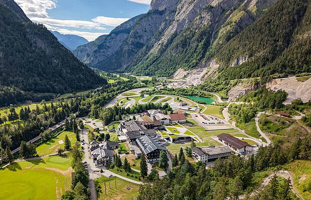 Gesamtansicht des Hotels Gut Brandlhof bei Saalfelden