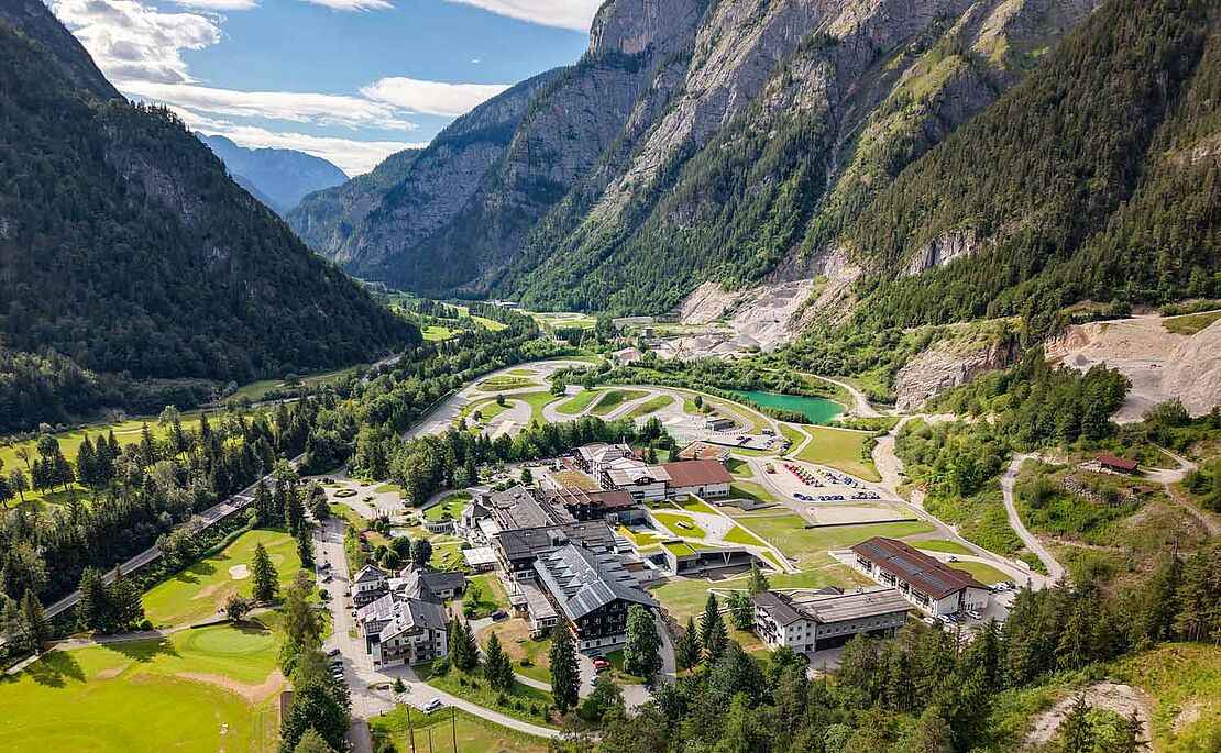 Gesamtansicht des Hotels Gut Brandlhof bei Saalfelden
