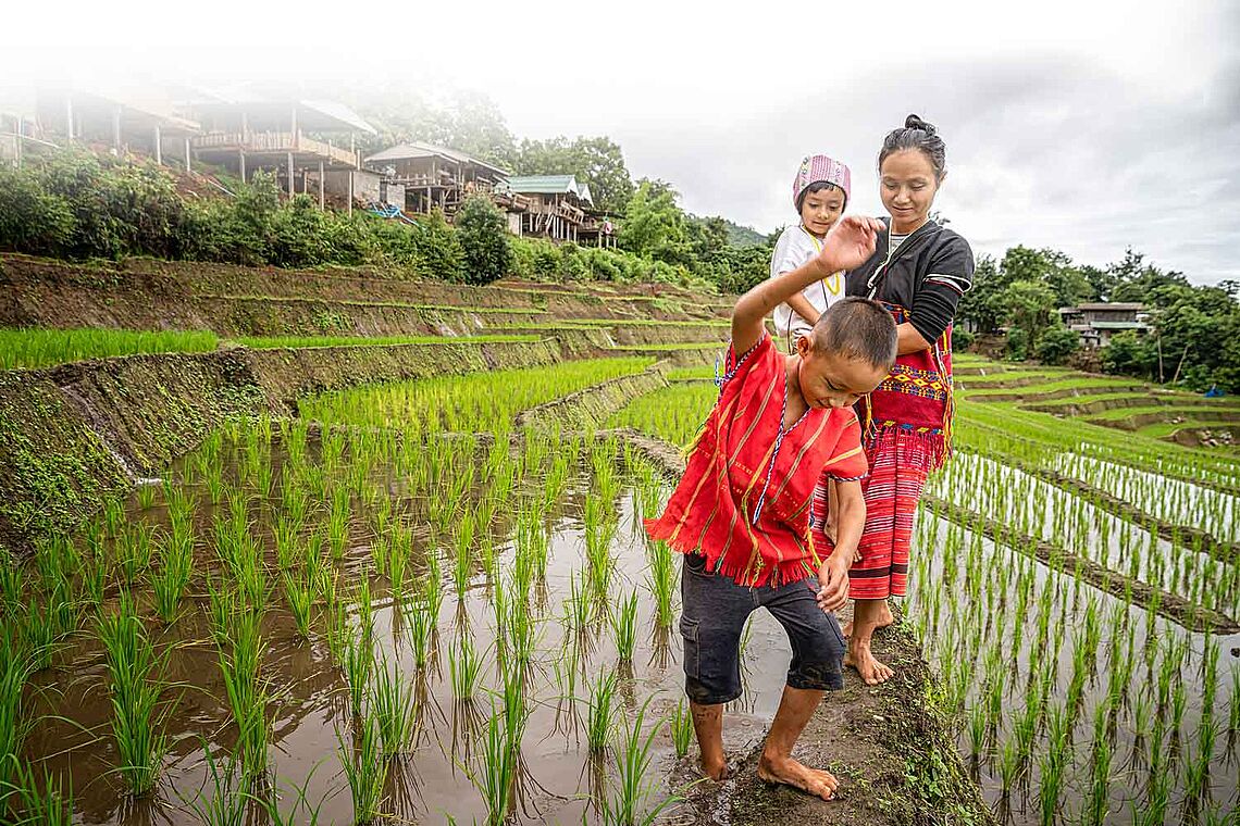 Foto einer thailändischen Frau mit zwei Kindern