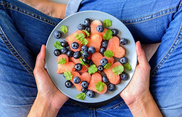 Teller mit Heidelbeeren und Zitrusfrüchten, Flavonoide