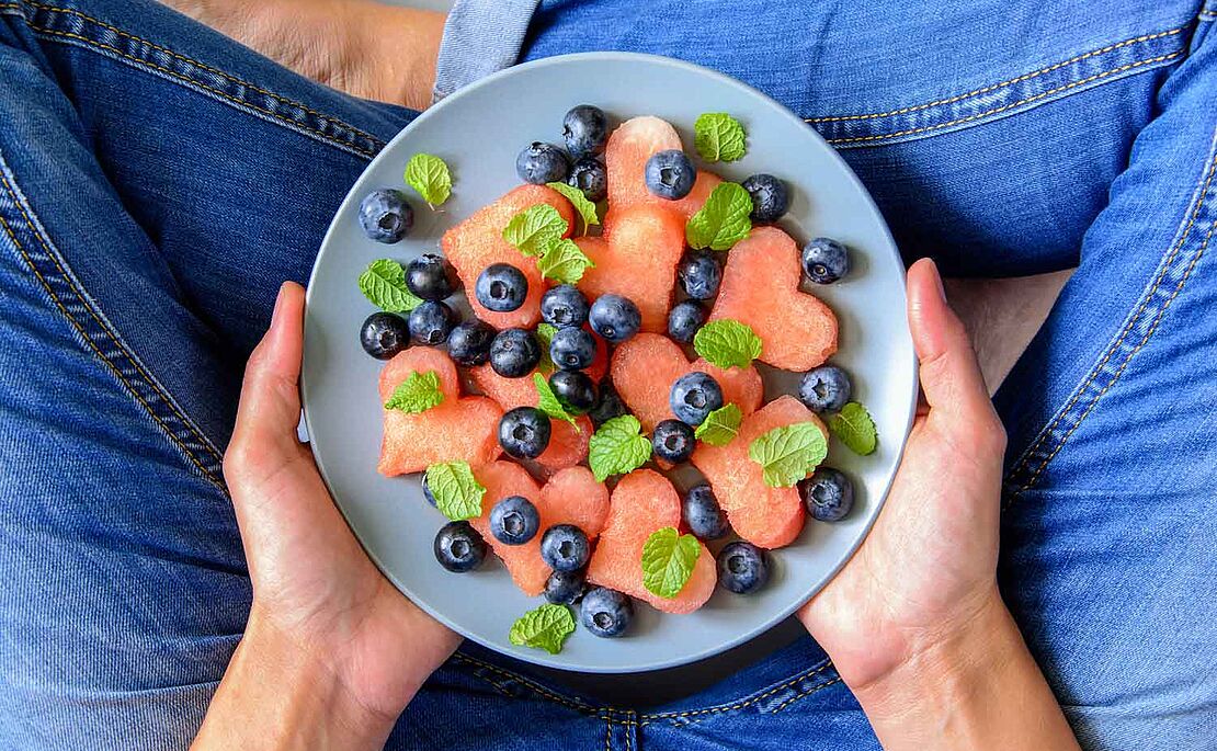 Teller mit Heidelbeeren und Zitrusfrüchten, Flavonoide