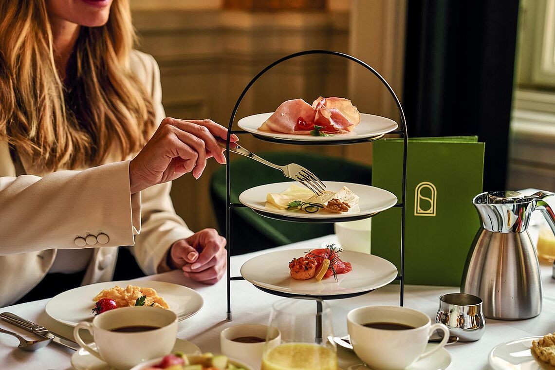 Frau beim Frühstück Straubinger Saal A-ROSA Straubinger Grand Hotel Bad Gastein