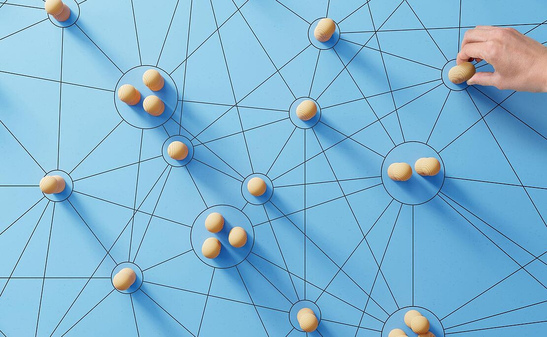 Diverse Kreise auf blauem Hintergrund, die wie ein Netzwerk unterschiedlich verbunden sind
