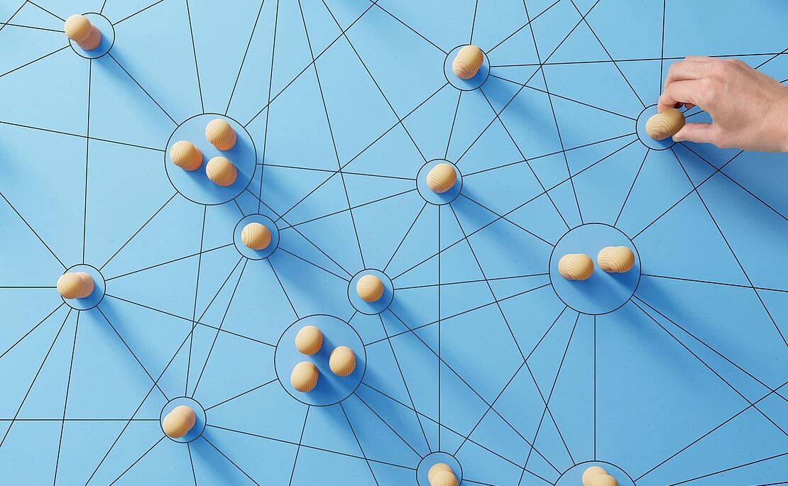 Diverse Kreise auf blauem Hintergrund, die wie ein Netzwerk unterschiedlich verbunden sind