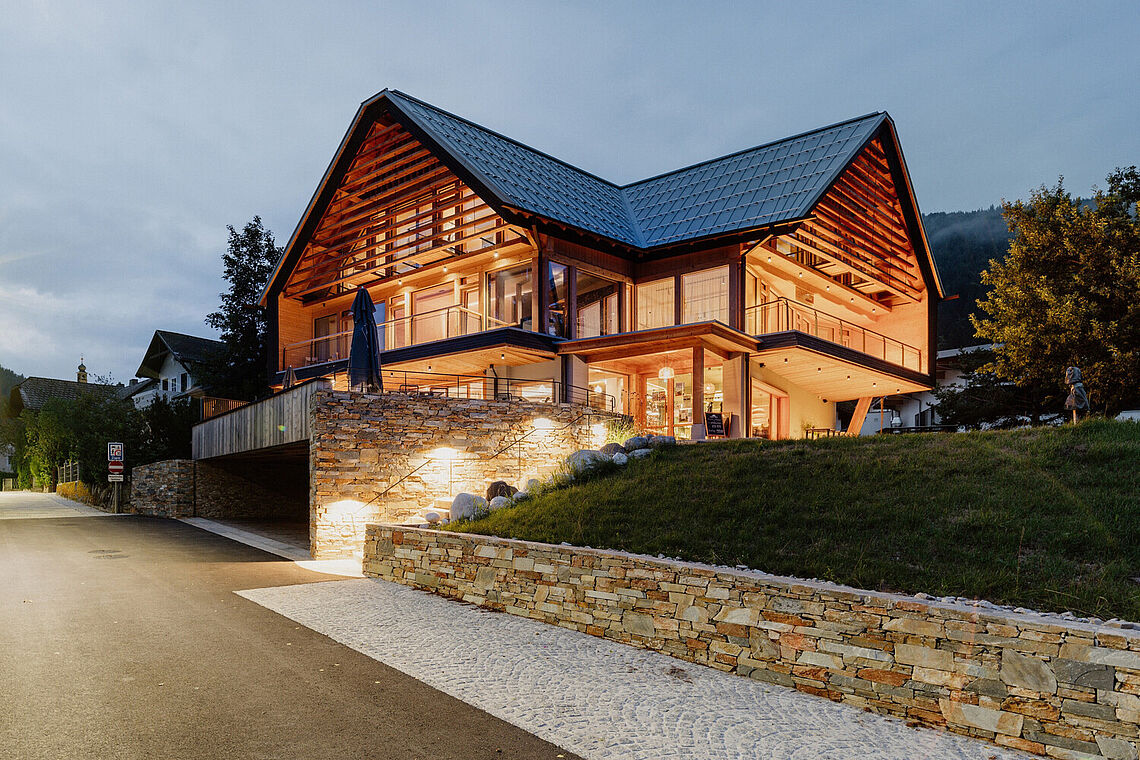 Außenansicht Zimmerei mit Frühstück – Bed & Breakfast bei Nacht