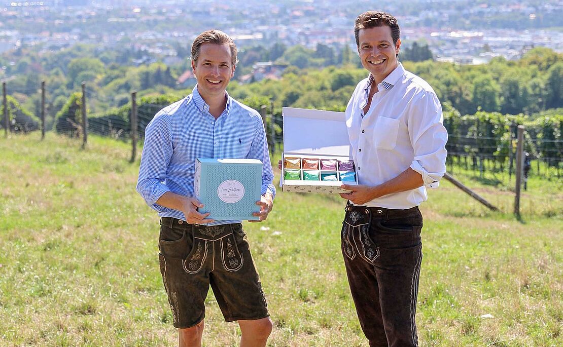 Thomas Schloss und Thomas ­Grüner auf einer Wiese mit ihrem Produkt in der Hand