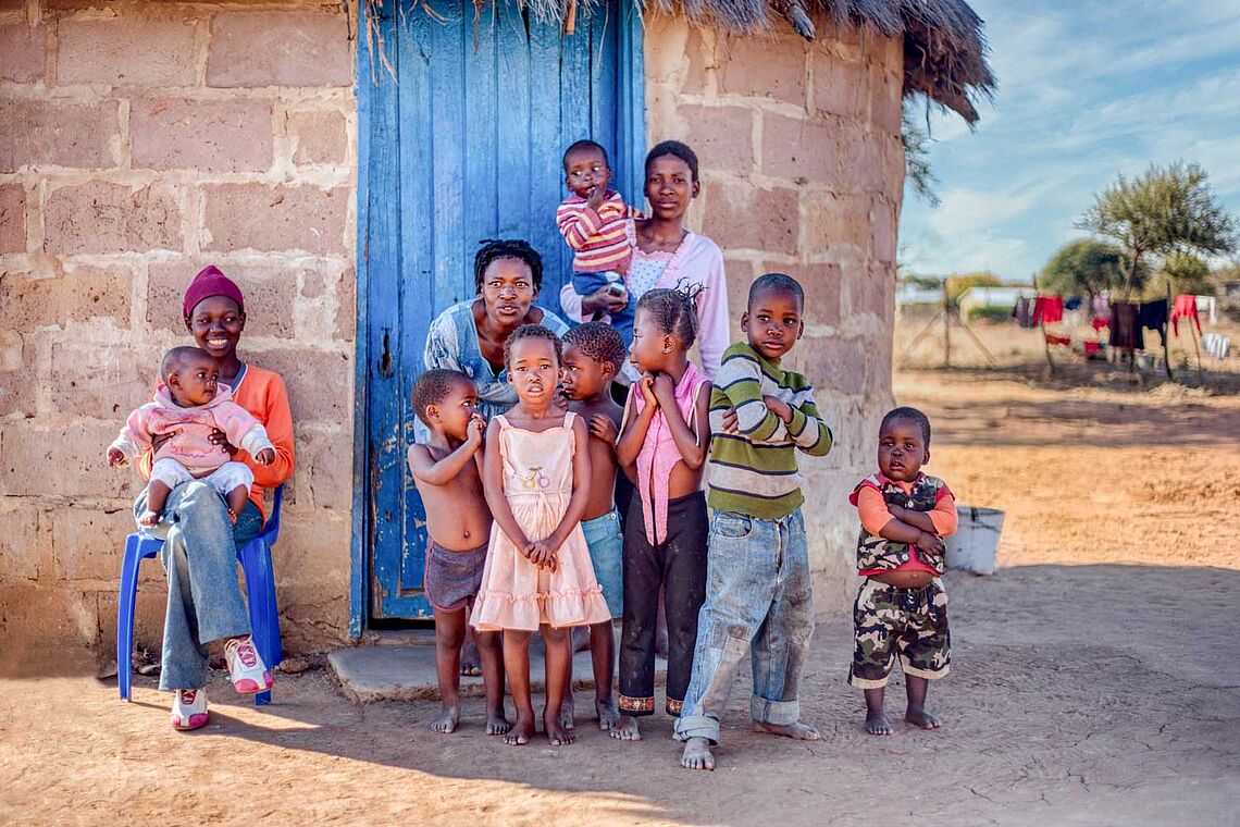 Foto von einer Frau mit vielen Kindern in Afrika