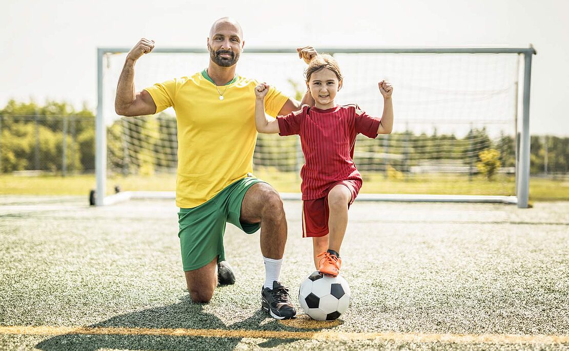 Vater mit Tochter beim Fußballspielen