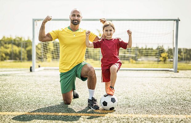 Vater mit Tochter beim Fußballspielen