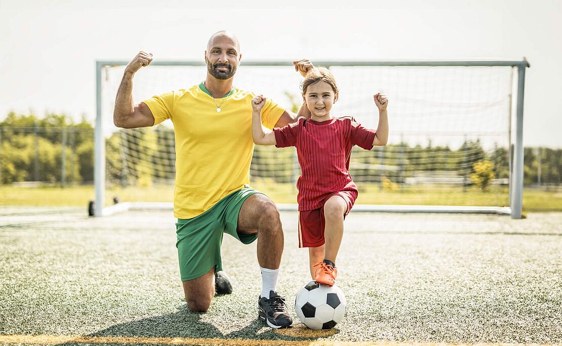 Vater mit Tochter beim Fußballspielen