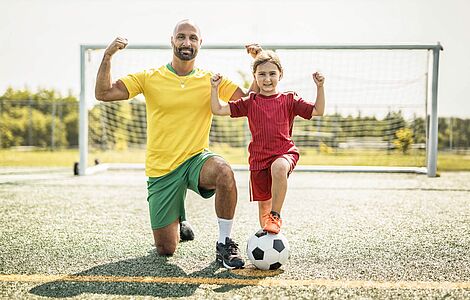 Vater mit Tochter beim Fußballspielen