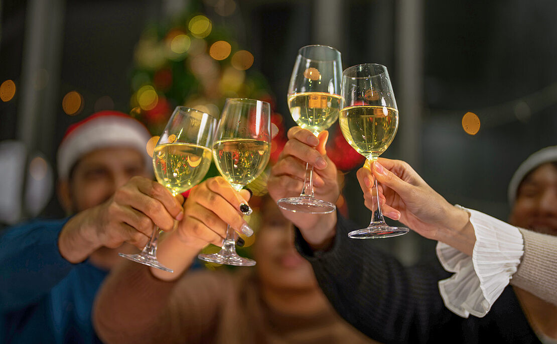 Gruppe von Menschen die sich zuprosten