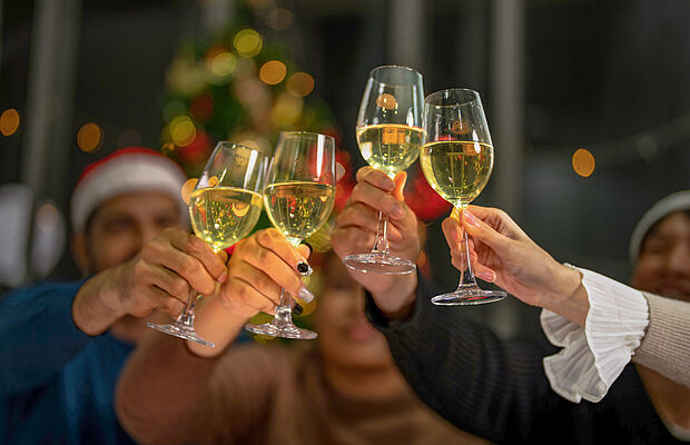 Gruppe von Menschen die sich zuprosten