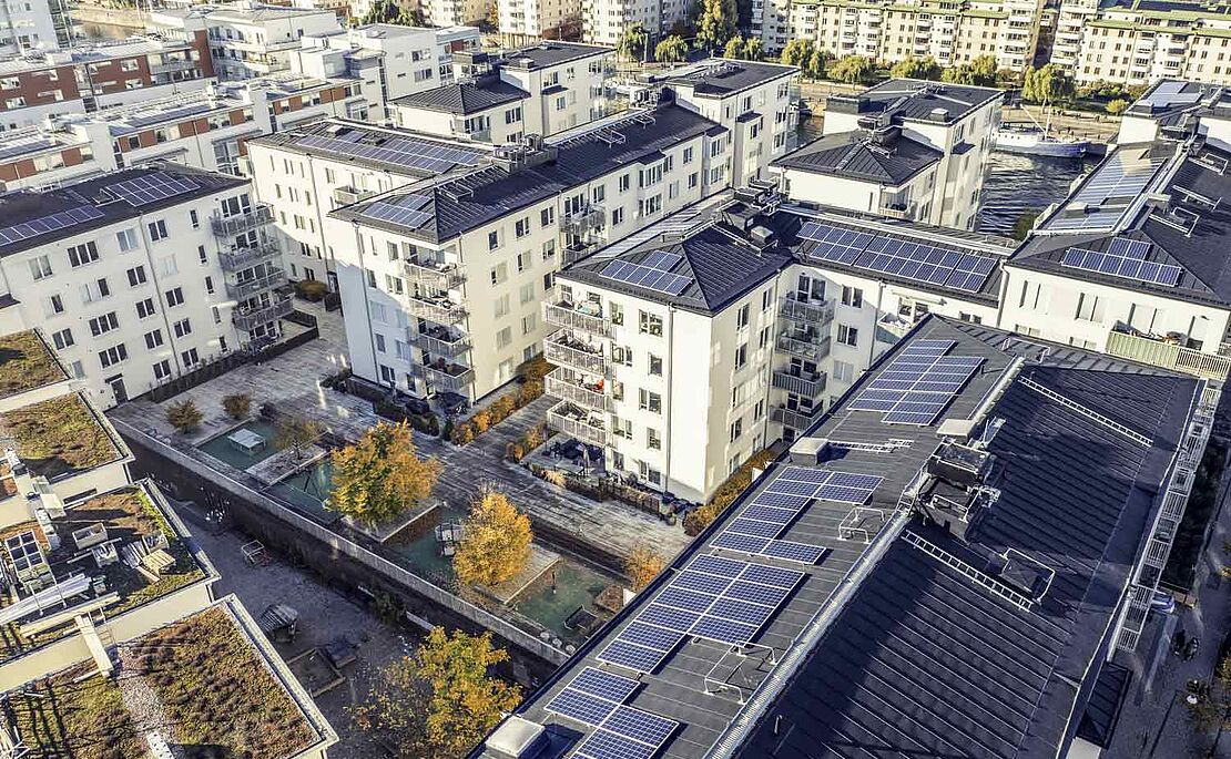 Vogelperspektive auf Wohnhäuser mit PV-Anlagen