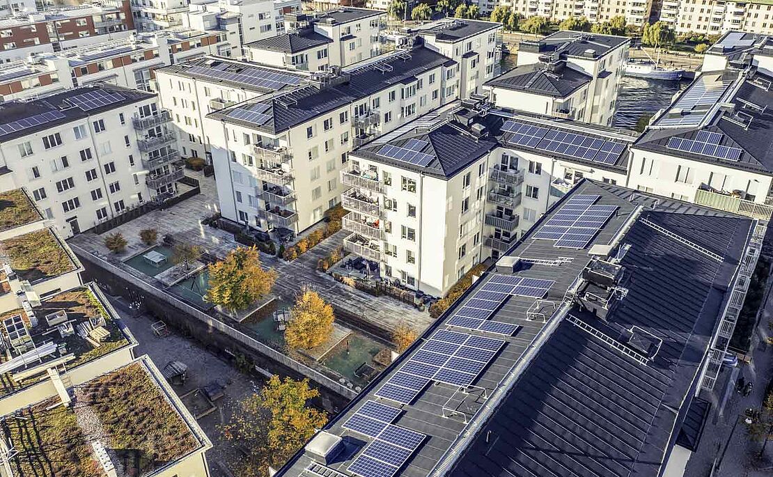 Vogelperspektive auf Wohnhäuser mit PV-Anlagen