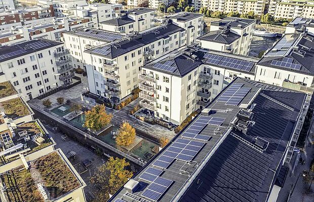 Vogelperspektive auf Wohnhäuser mit PV-Anlagen