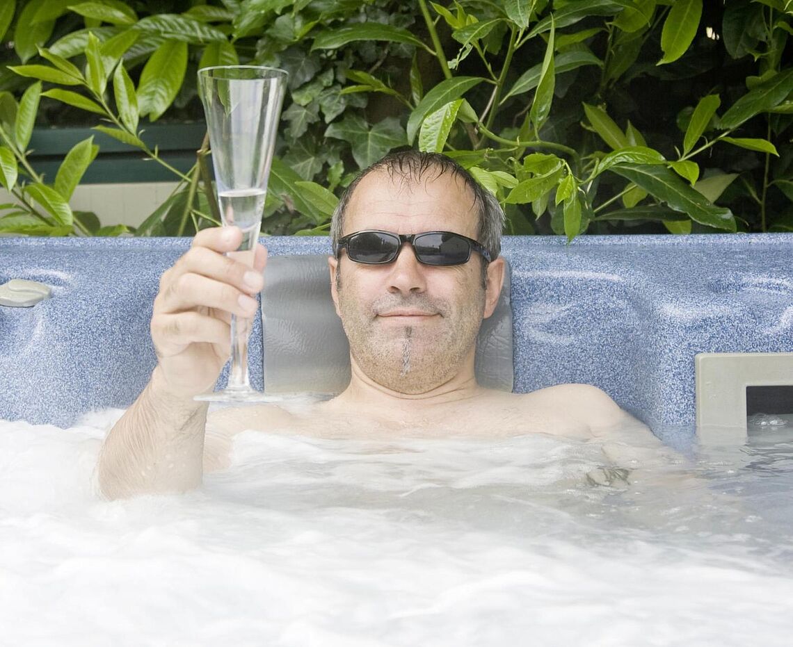 Mann mit Whirlpool