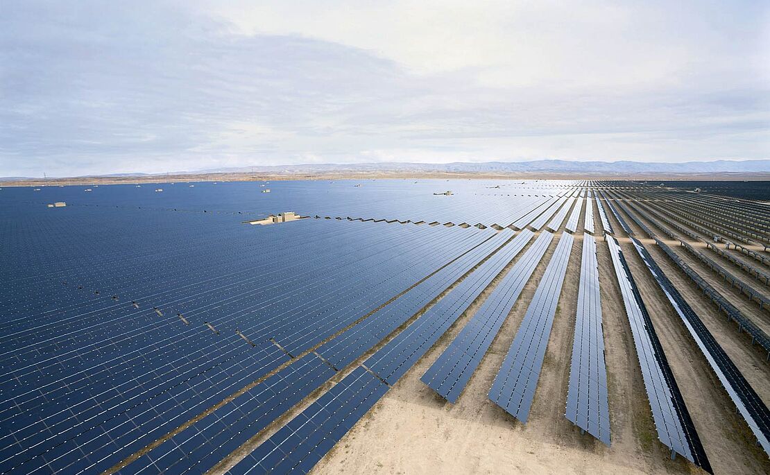 Riesige Photovoltaik-Anlage in Wüste
