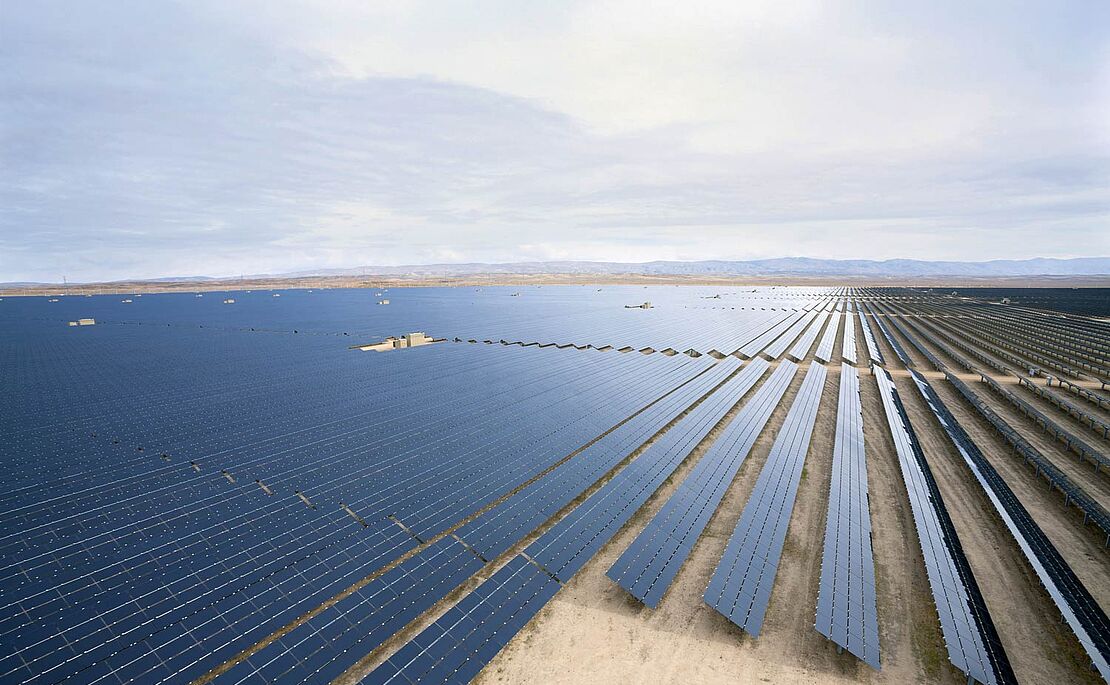 Riesige Photovoltaik-Anlage in Wüste