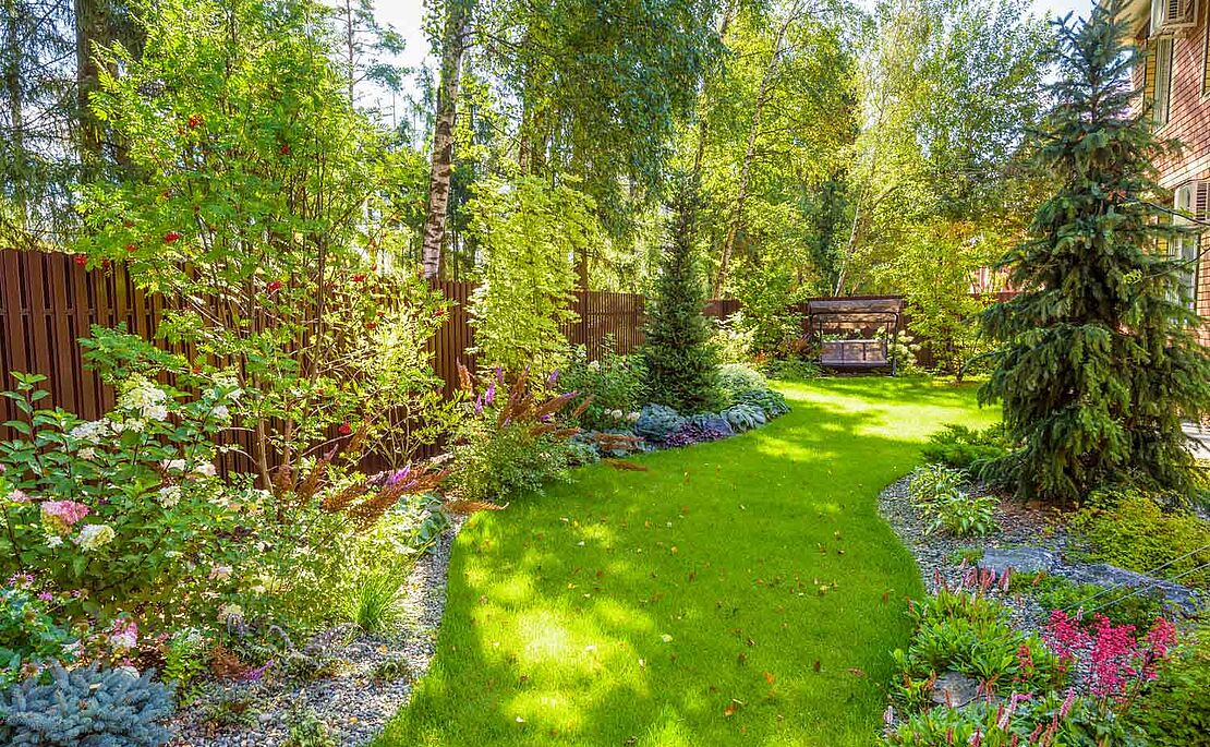 Garten mit Bäumen, Blumen, Staudenbeet