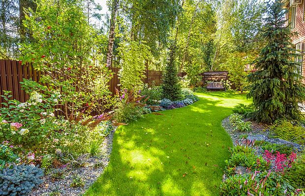 Garten mit Bäumen, Blumen, Staudenbeet