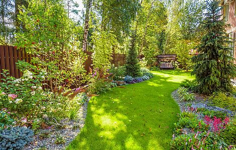 Garten mit Bäumen, Blumen, Staudenbeet