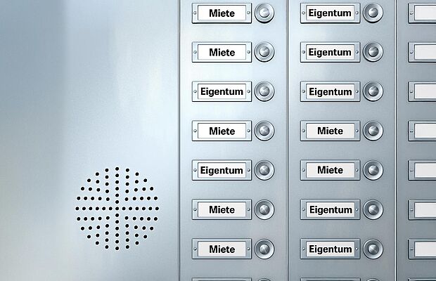 Gegensprechanlage mit den Worten "Miete" und "Eigentum" statt Namen