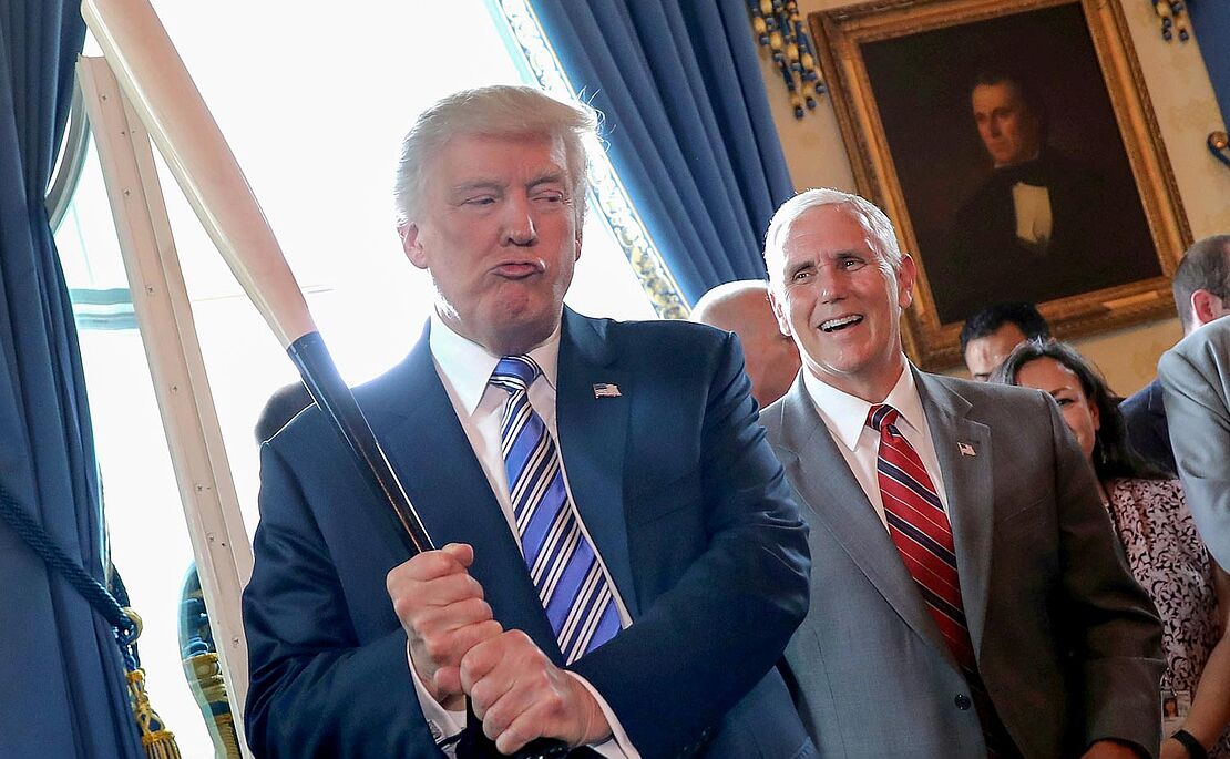 Trump mit erhobenen Baseballschläger